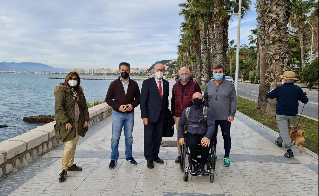 El alcalde, junto a parte de su equipo de gobierno, ha visitado esta mañana el paseo marítimo. 