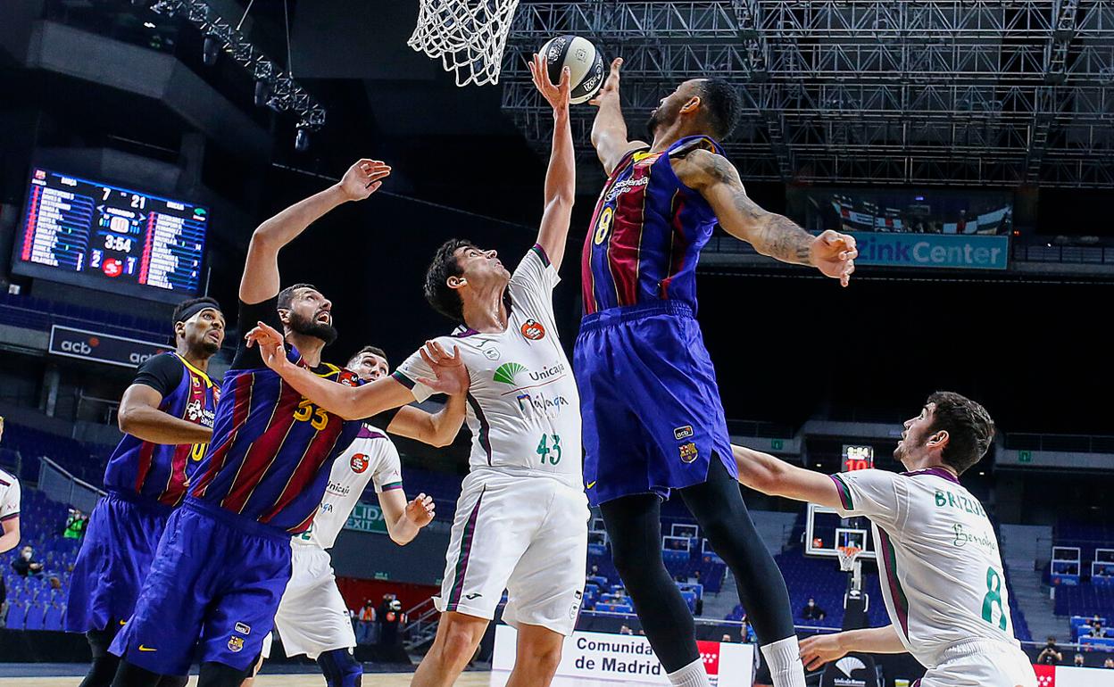 Suárez, entre Mirotic y Hanga, en el partido de la Copa del Rey ante el Barcelona. 