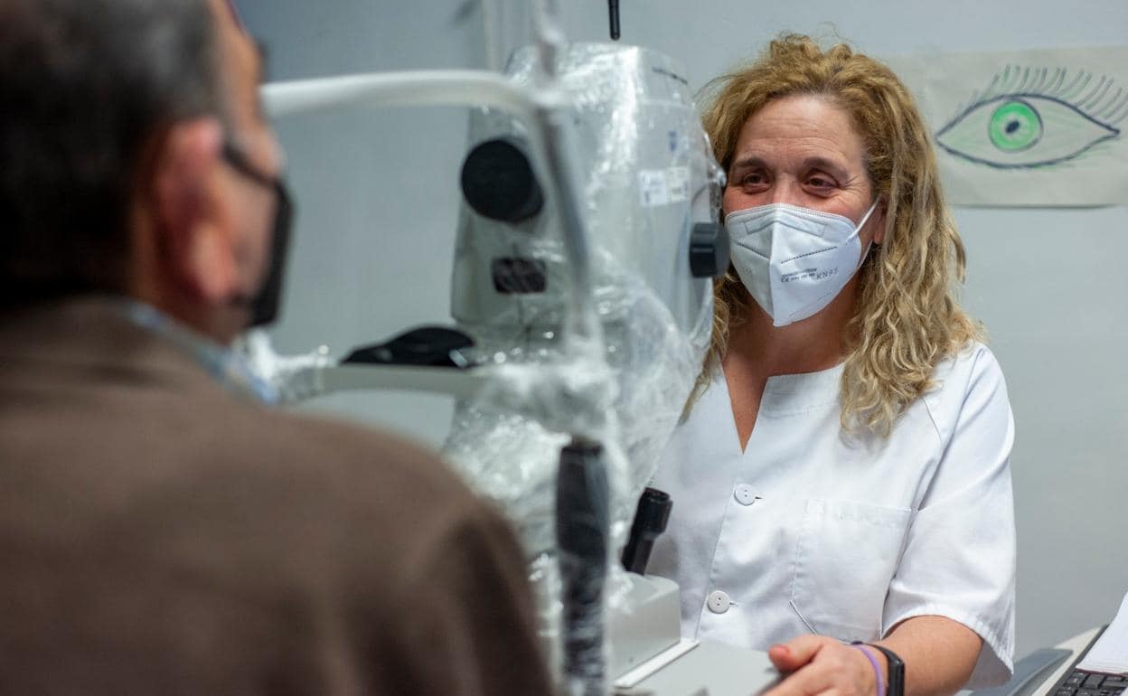 Ramos hace una retinografía en el centro de salud de Huelin. 