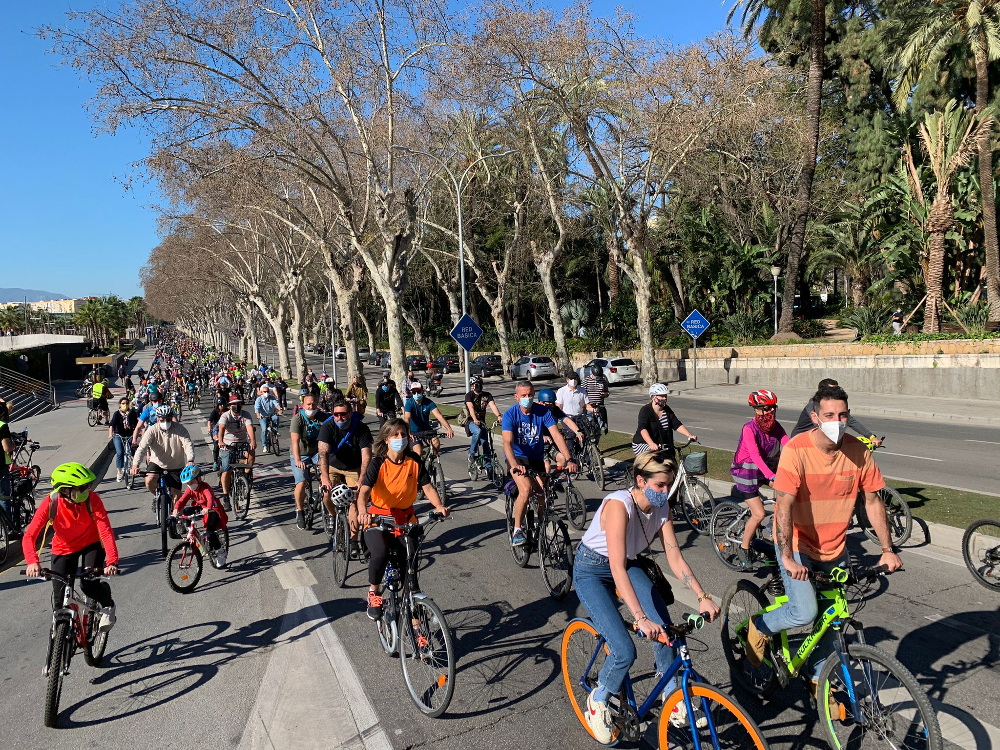 Más de un millar de ciclistas reclaman carriles bici segregados del tráfico durante una 'bicifestación' celebrada en la capital