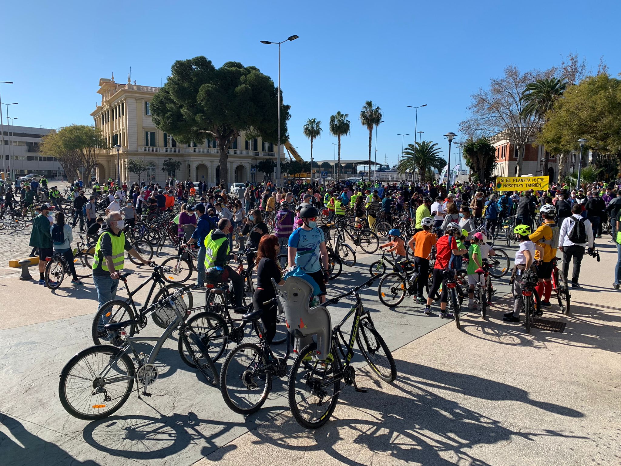 Más de un millar de ciclistas reclaman carriles bici segregados del tráfico durante una 'bicifestación' celebrada en la capital