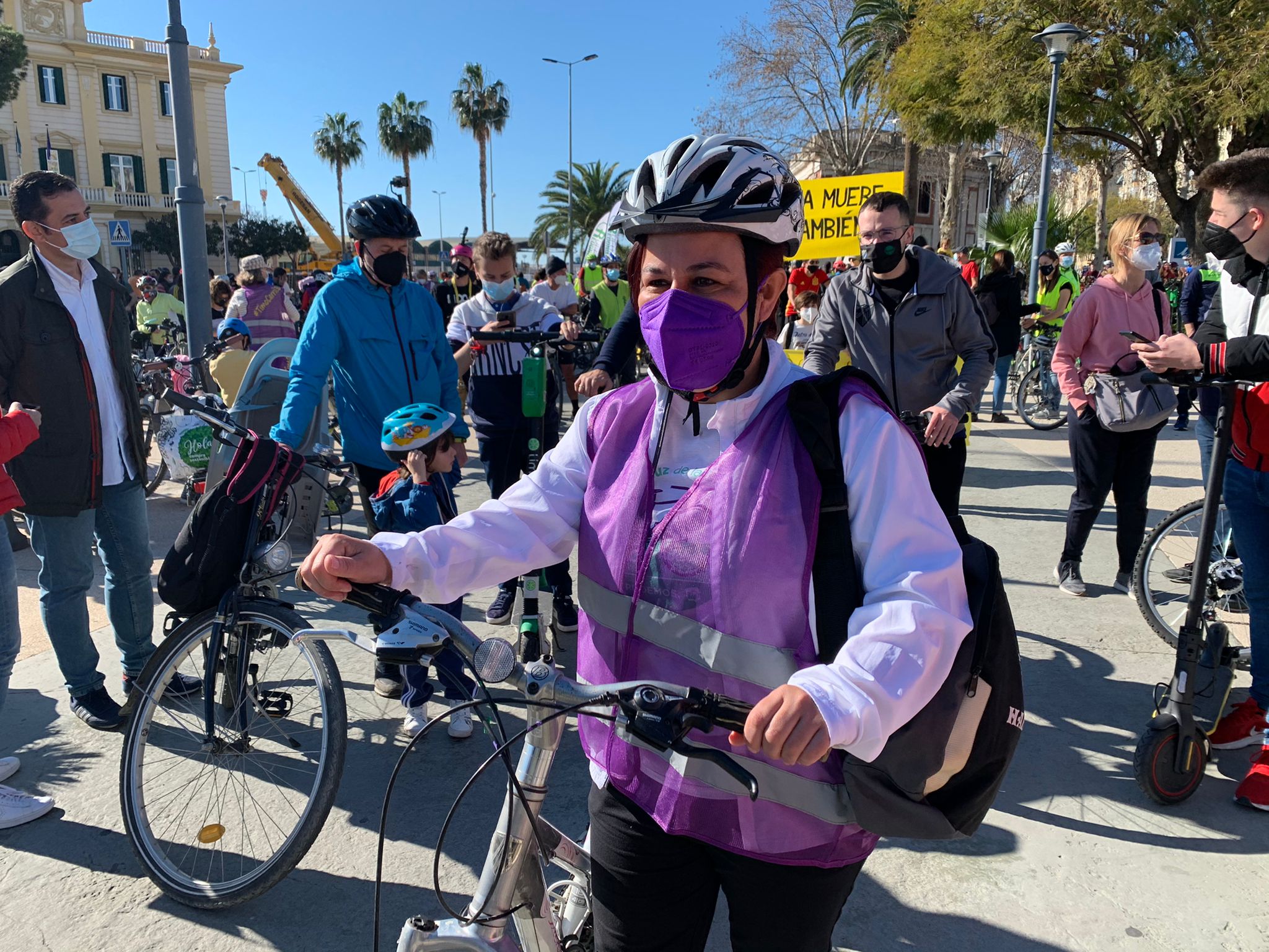 Más de un millar de ciclistas reclaman carriles bici segregados del tráfico durante una 'bicifestación' celebrada en la capital