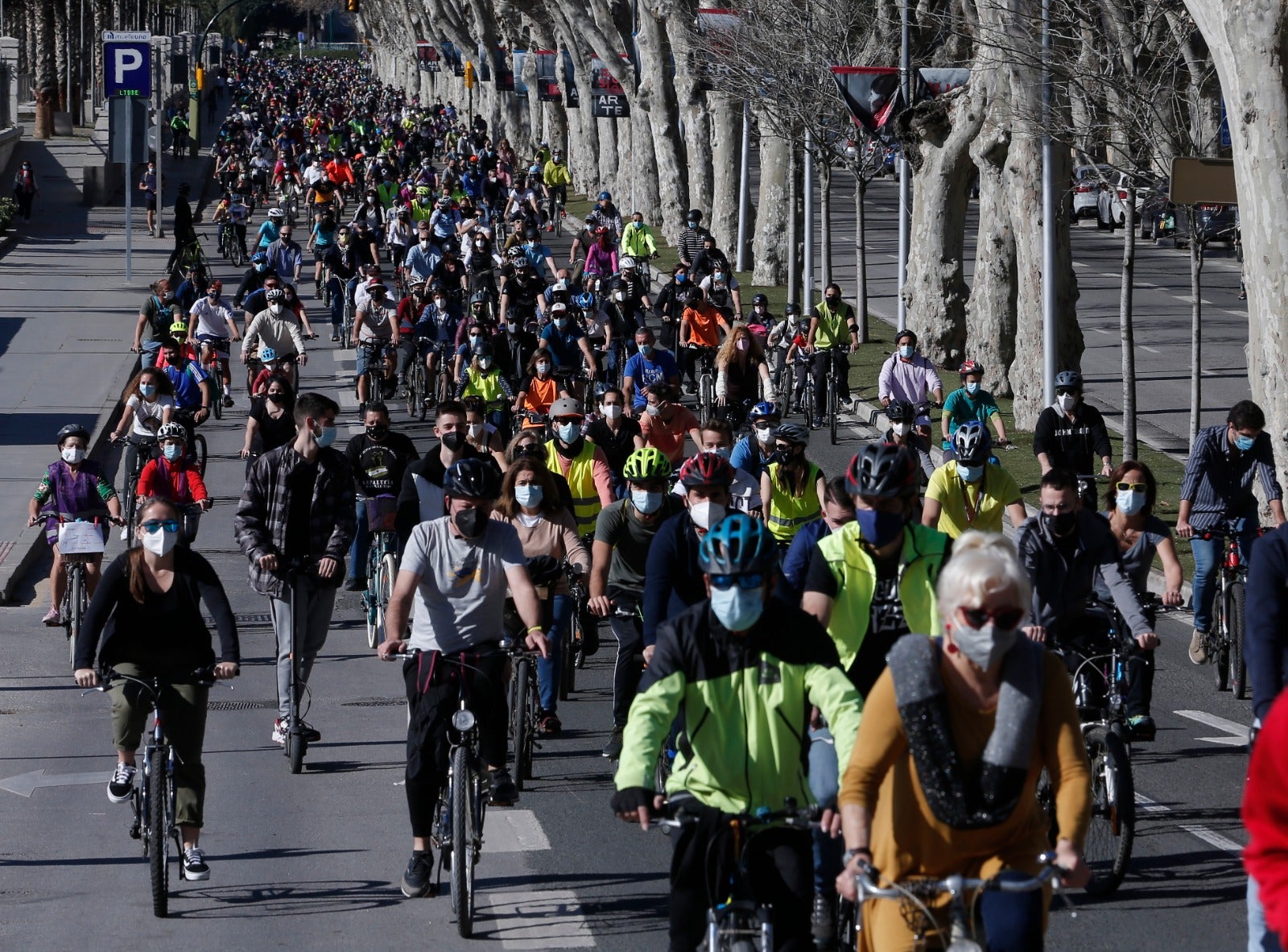 Más de un millar de ciclistas reclaman carriles bici segregados del tráfico durante una 'bicifestación' celebrada en la capital