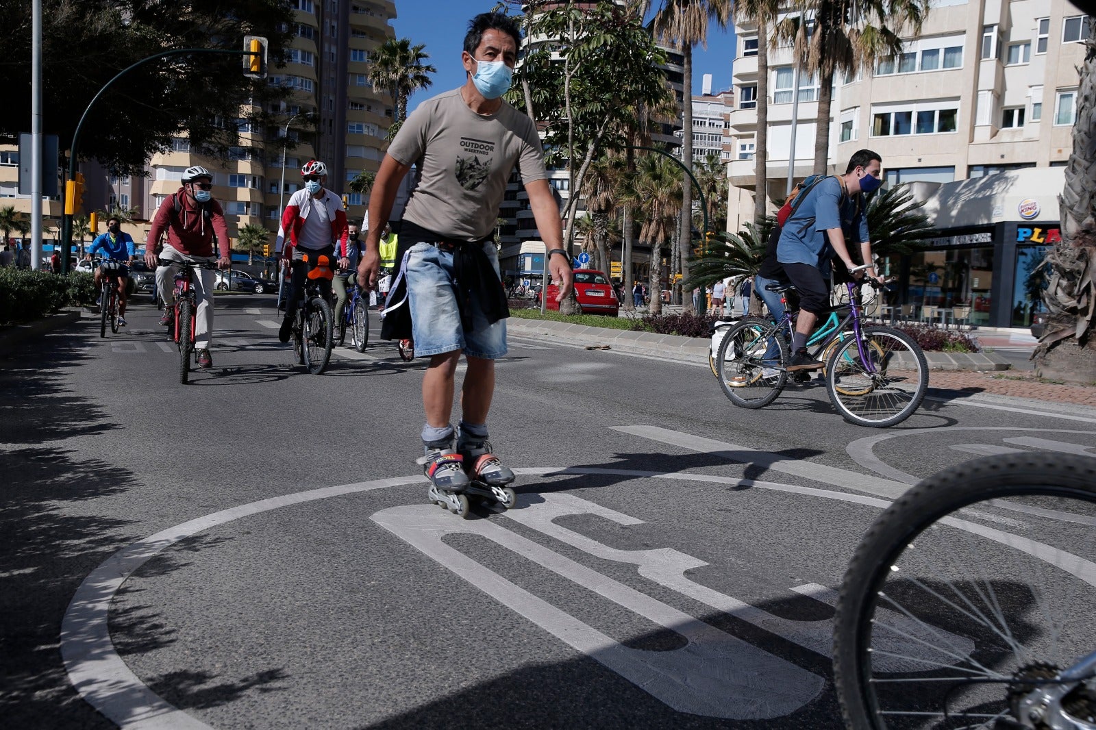 Más de un millar de ciclistas reclaman carriles bici segregados del tráfico durante una 'bicifestación' celebrada en la capital