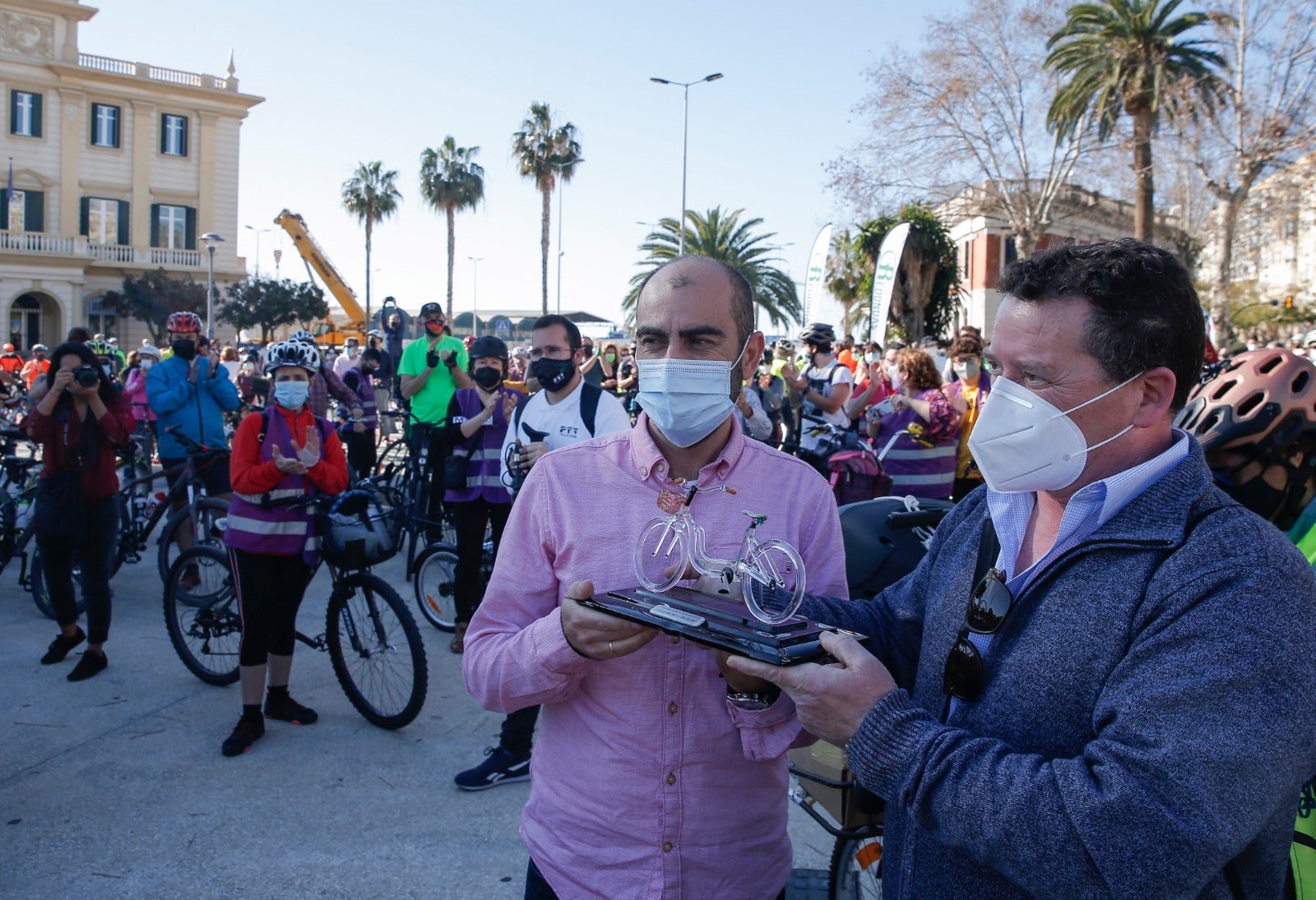 Más de un millar de ciclistas reclaman carriles bici segregados del tráfico durante una 'bicifestación' celebrada en la capital