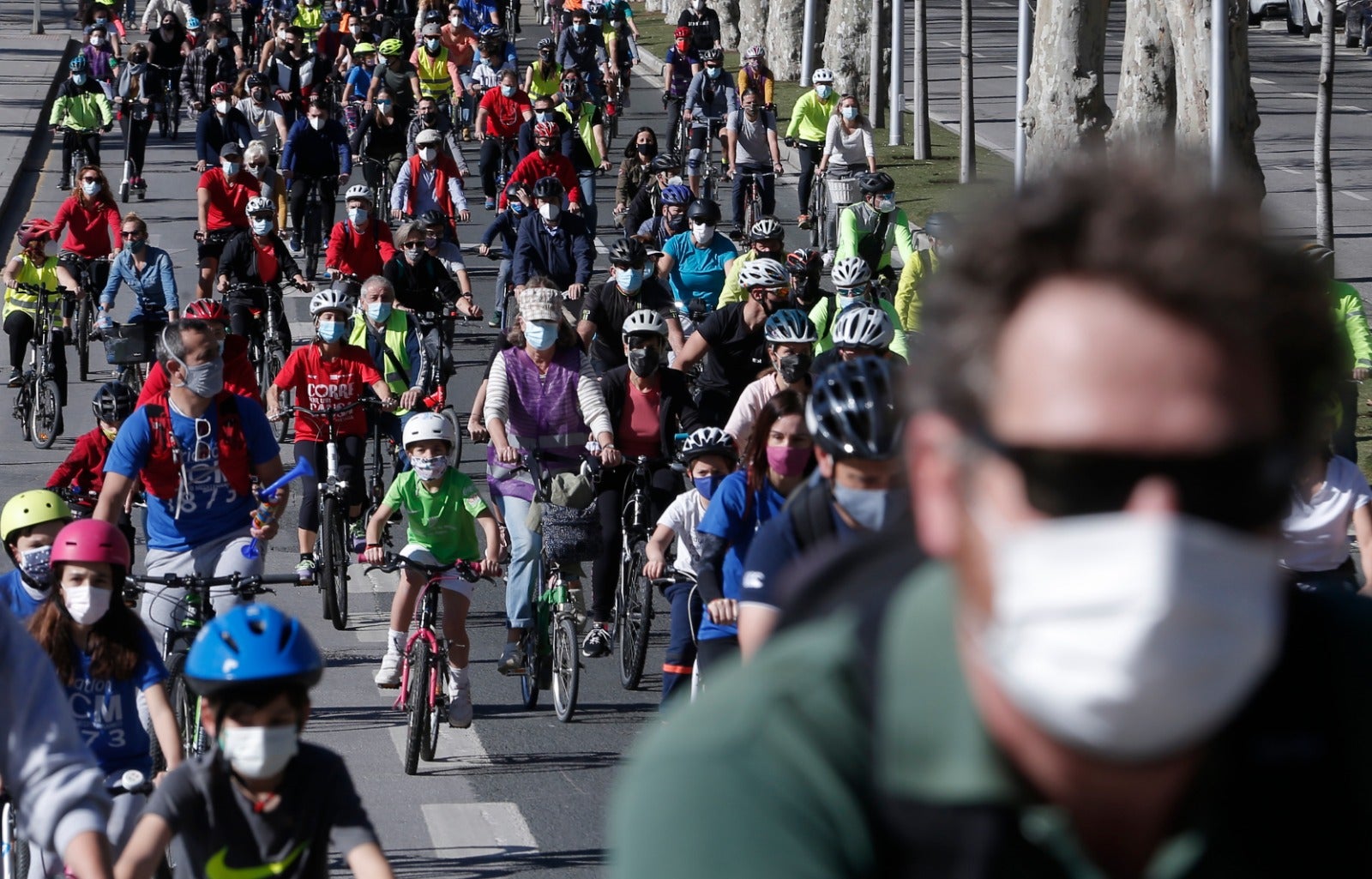 Más de un millar de ciclistas reclaman carriles bici segregados del tráfico durante una 'bicifestación' celebrada en la capital