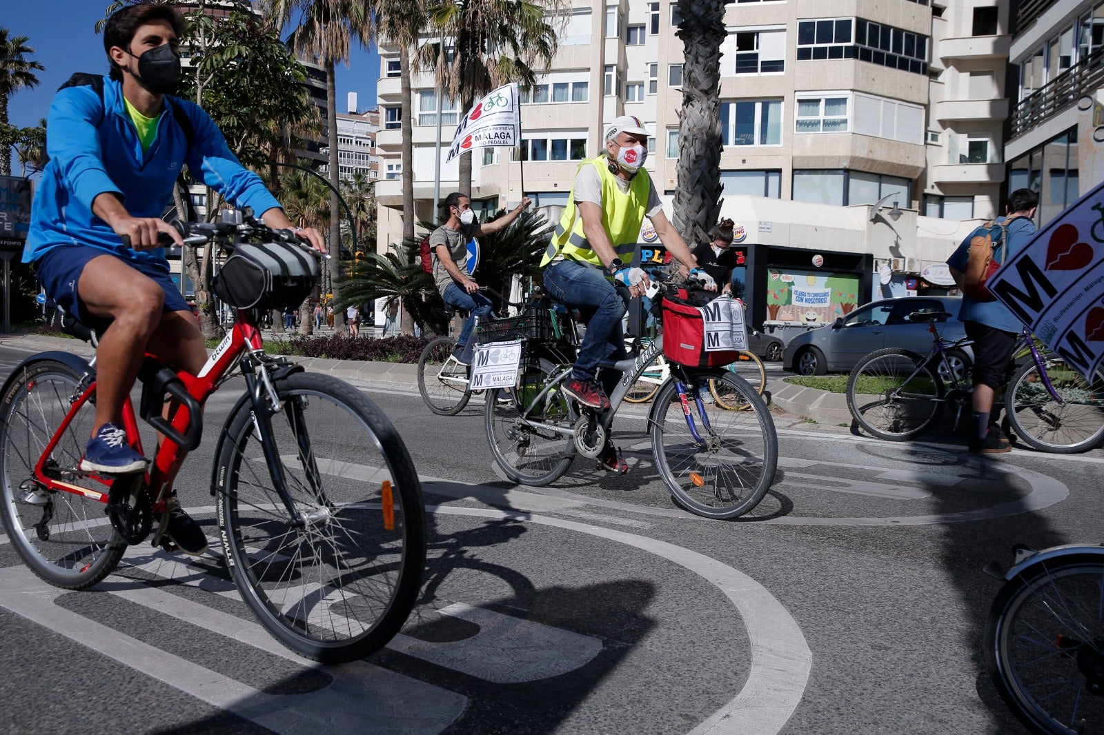 Más de un millar de ciclistas reclaman carriles bici segregados del tráfico durante una 'bicifestación' celebrada en la capital