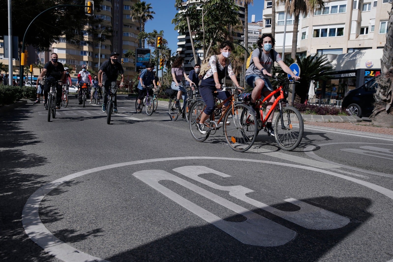 Más de un millar de ciclistas reclaman carriles bici segregados del tráfico durante una 'bicifestación' celebrada en la capital