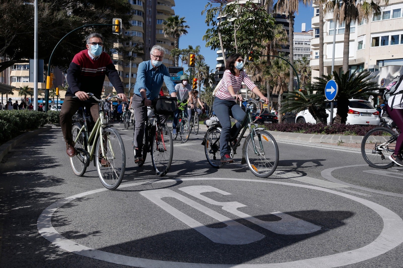 Más de un millar de ciclistas reclaman carriles bici segregados del tráfico durante una 'bicifestación' celebrada en la capital