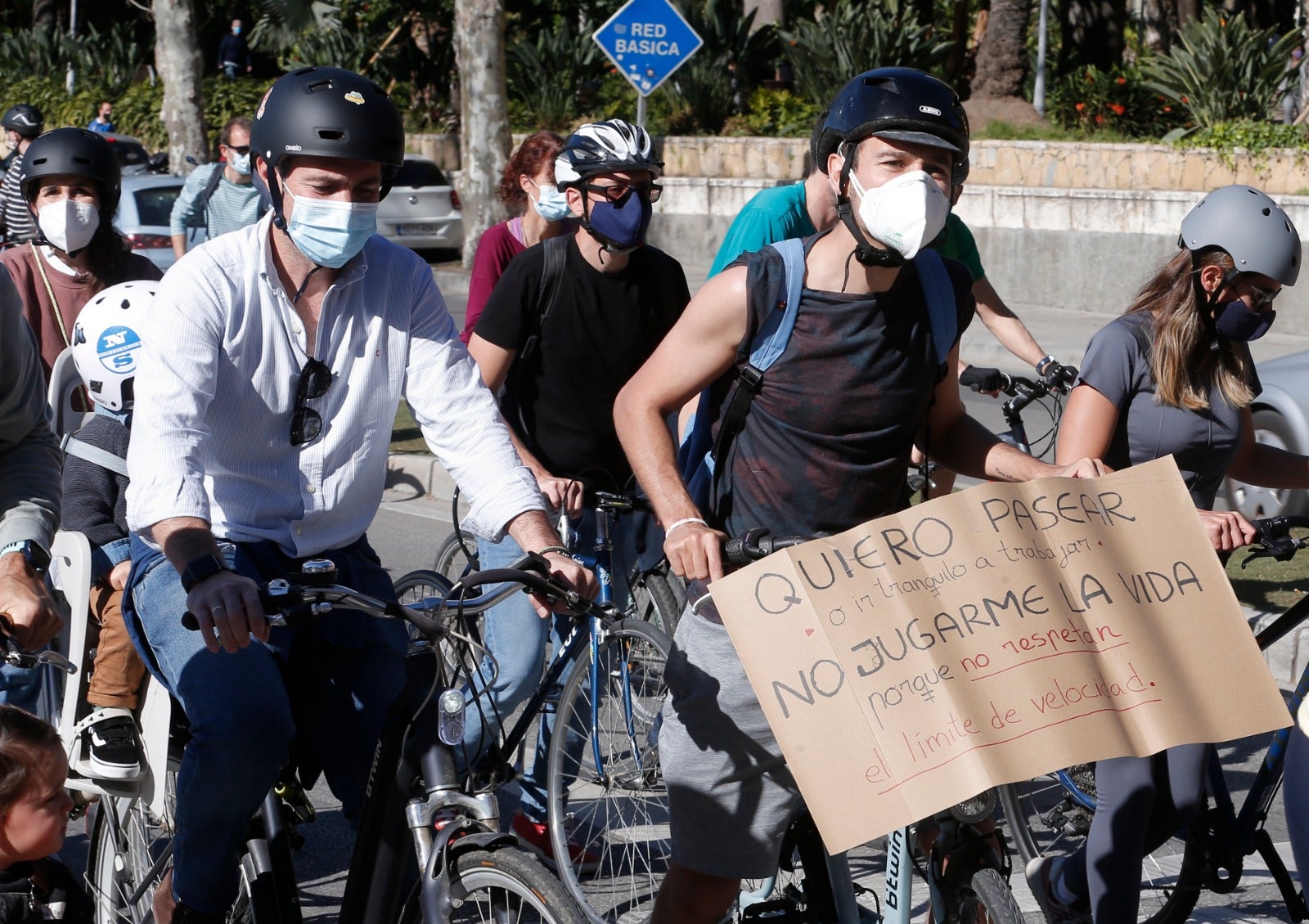 Más de un millar de ciclistas reclaman carriles bici segregados del tráfico durante una 'bicifestación' celebrada en la capital