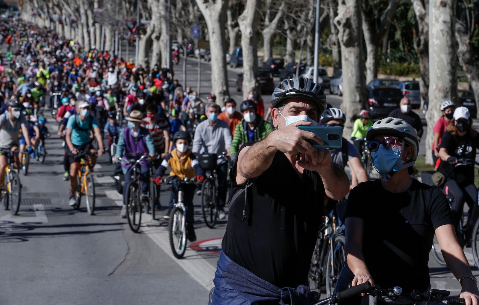 Más de un millar de ciclistas reclaman carriles bici segregados del tráfico durante una 'bicifestación' celebrada en la capital