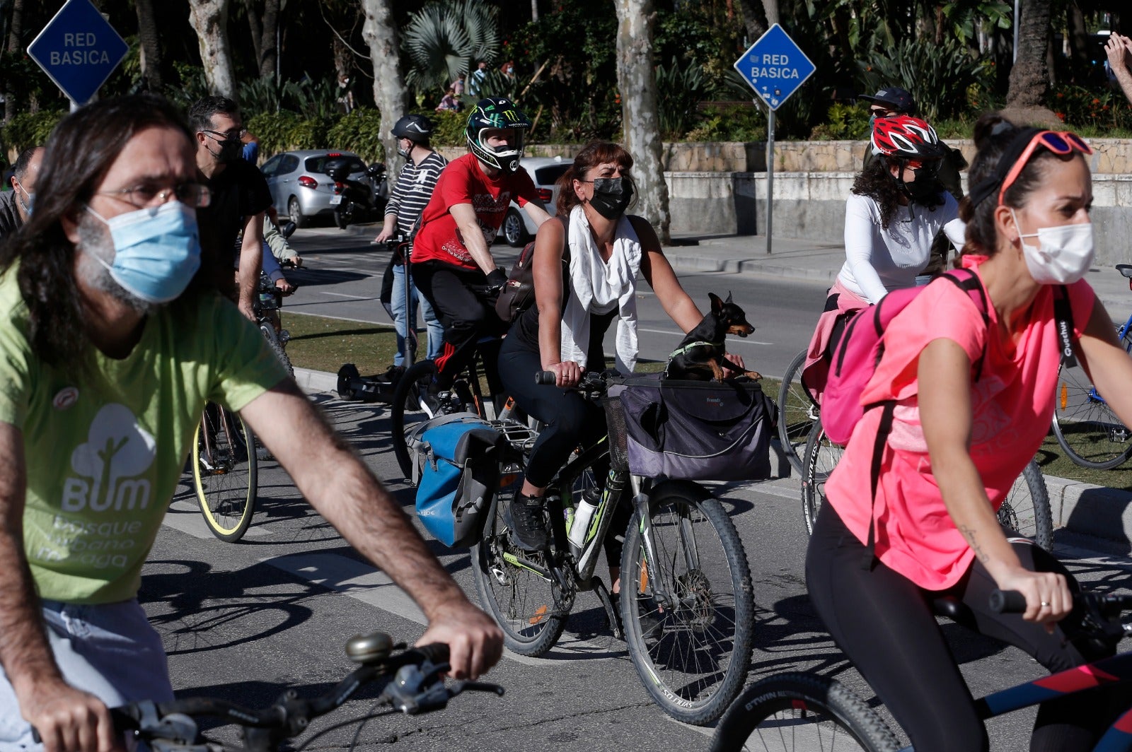 Más de un millar de ciclistas reclaman carriles bici segregados del tráfico durante una 'bicifestación' celebrada en la capital