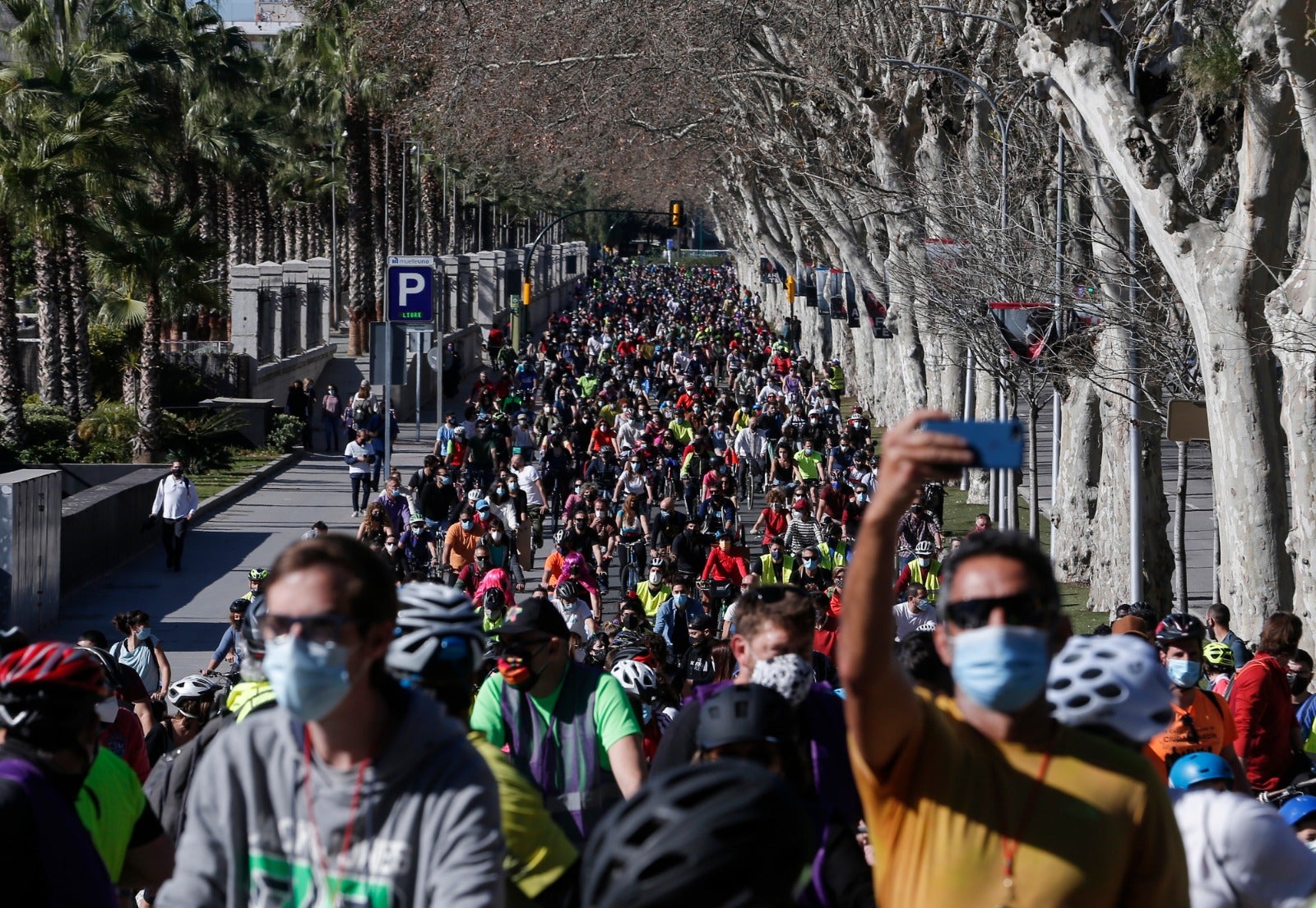 Más de un millar de ciclistas reclaman carriles bici segregados del tráfico durante una 'bicifestación' celebrada en la capital