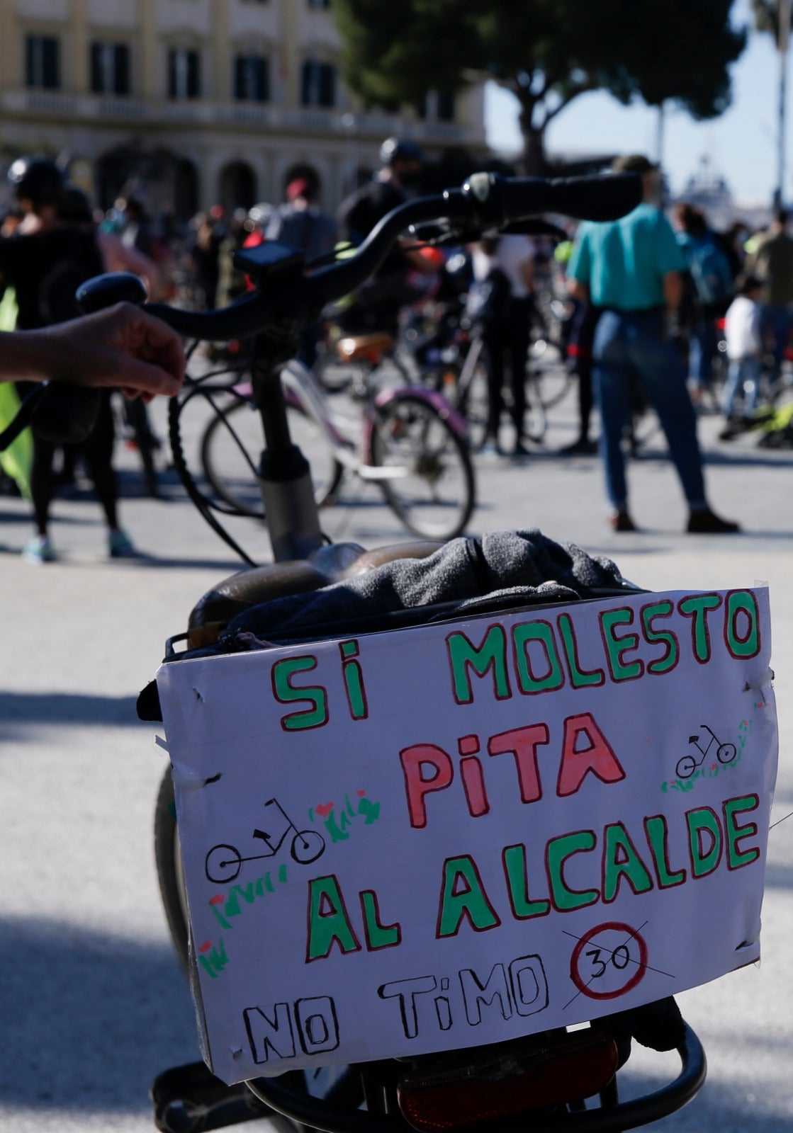Más de un millar de ciclistas reclaman carriles bici segregados del tráfico durante una 'bicifestación' celebrada en la capital