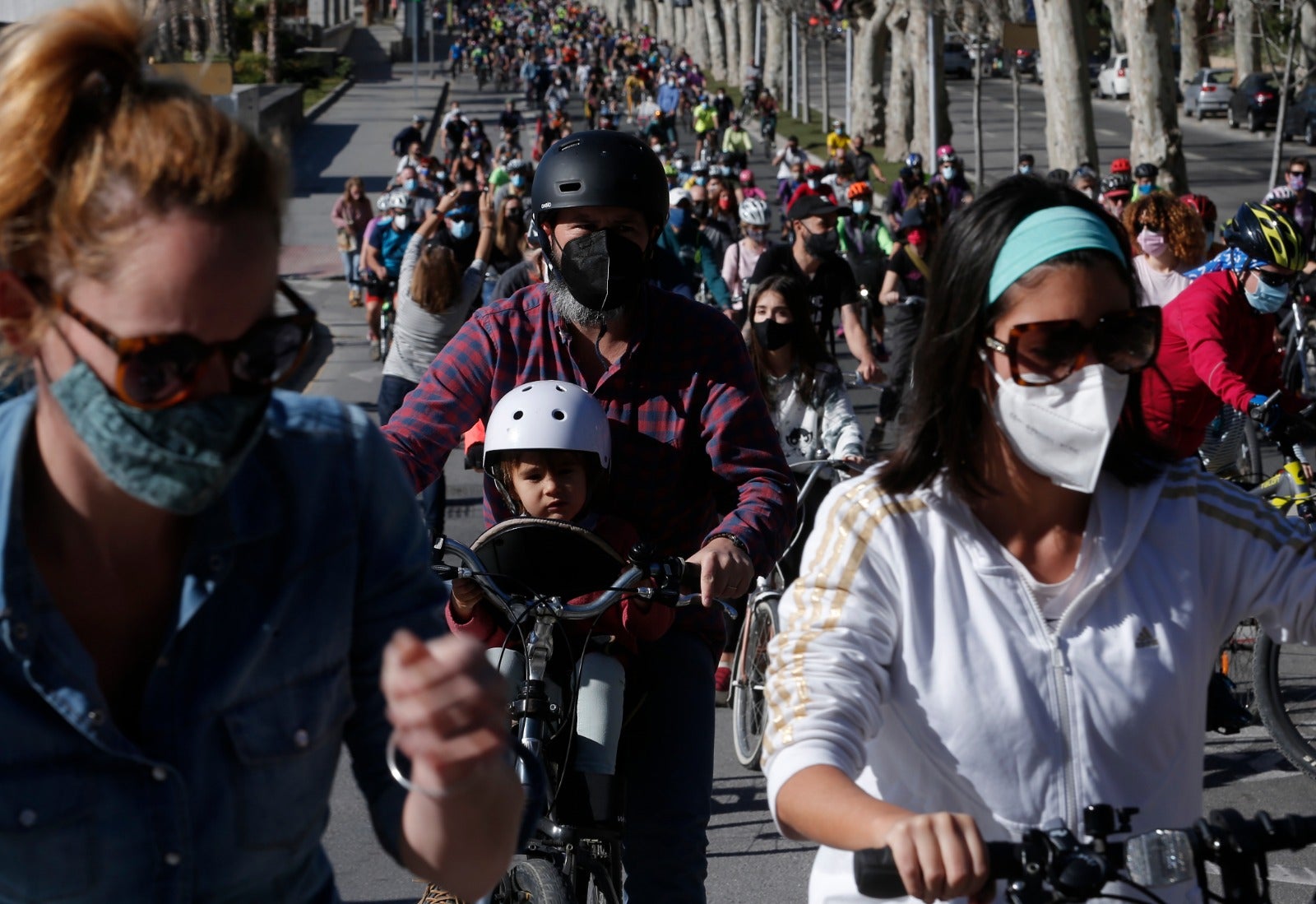 Más de un millar de ciclistas reclaman carriles bici segregados del tráfico durante una 'bicifestación' celebrada en la capital