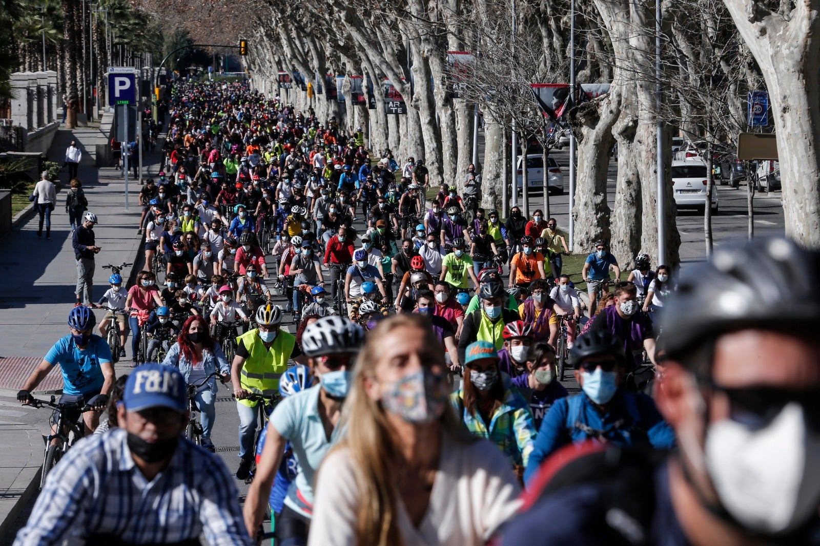 Más de un millar de ciclistas reclaman carriles bici segregados del tráfico durante una 'bicifestación' celebrada en la capital
