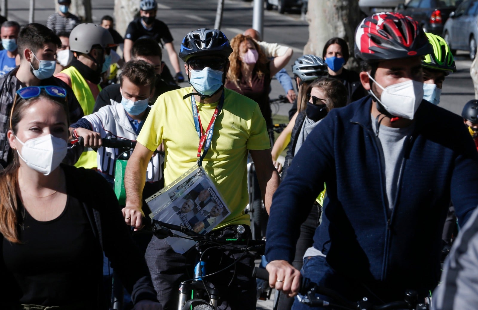 Más de un millar de ciclistas reclaman carriles bici segregados del tráfico durante una 'bicifestación' celebrada en la capital