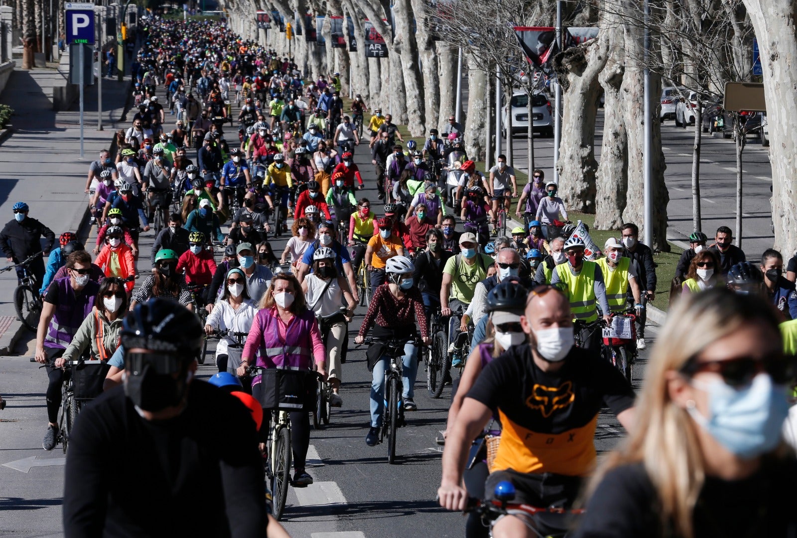 Más de un millar de ciclistas reclaman carriles bici segregados del tráfico durante una 'bicifestación' celebrada en la capital