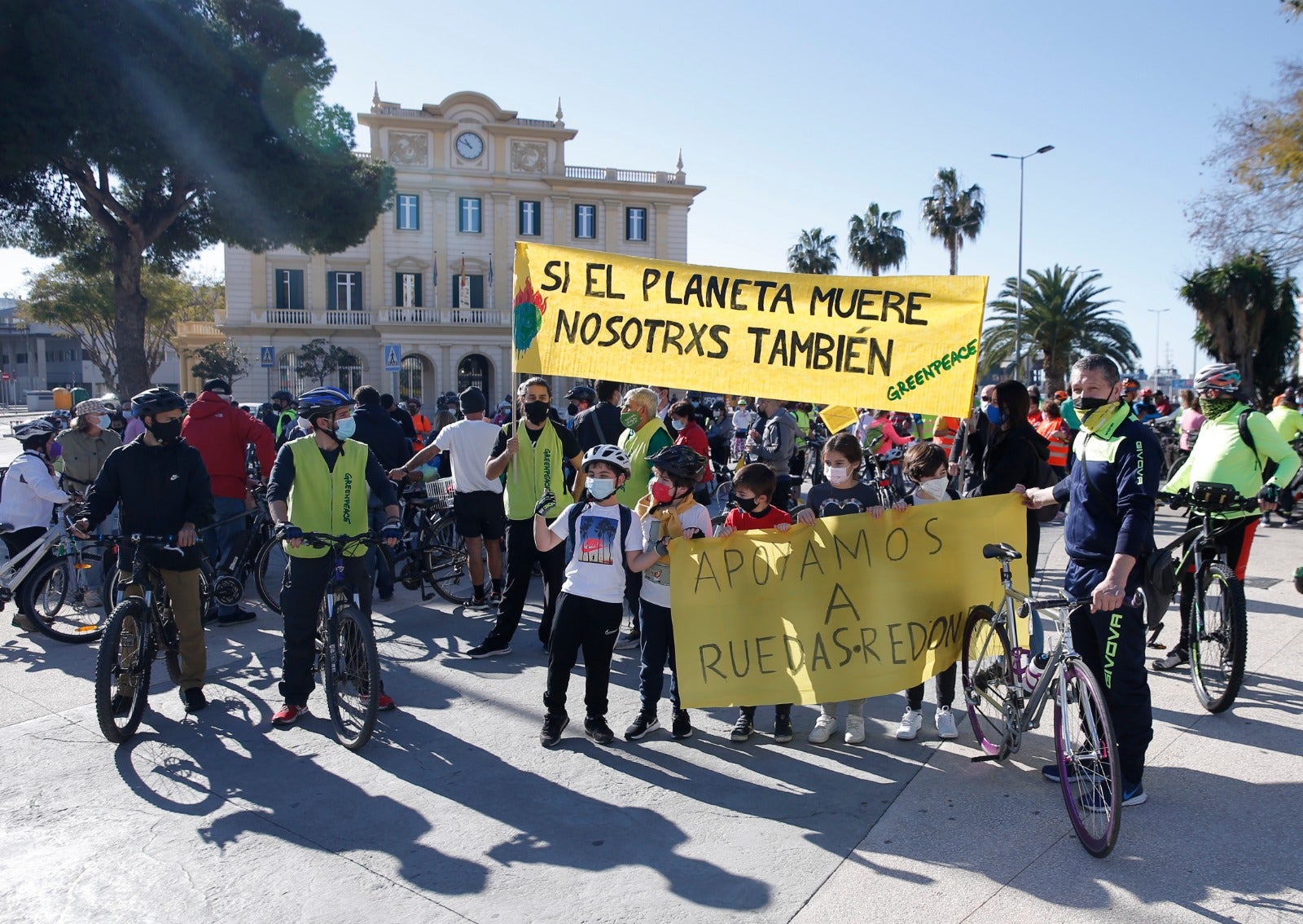 Más de un millar de ciclistas reclaman carriles bici segregados del tráfico durante una 'bicifestación' celebrada en la capital