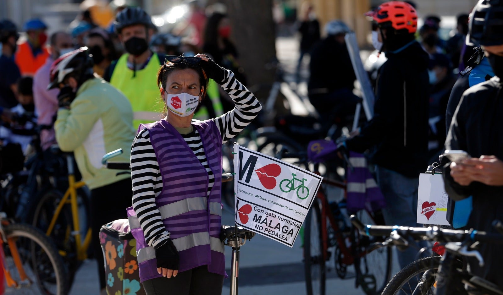 Más de un millar de ciclistas reclaman carriles bici segregados del tráfico durante una 'bicifestación' celebrada en la capital