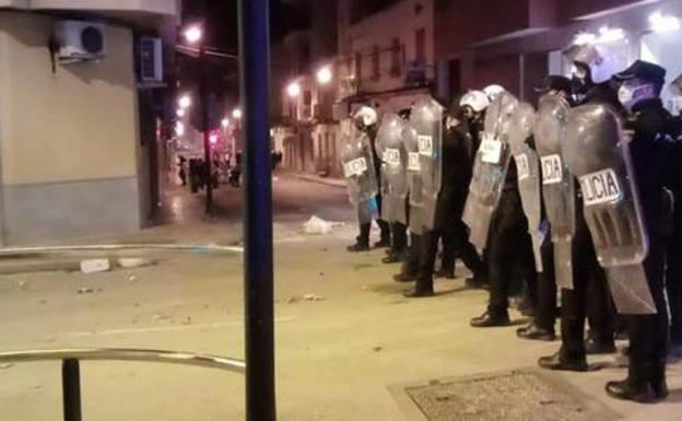 Antidisturbios en Linares en la noche de este sábado.