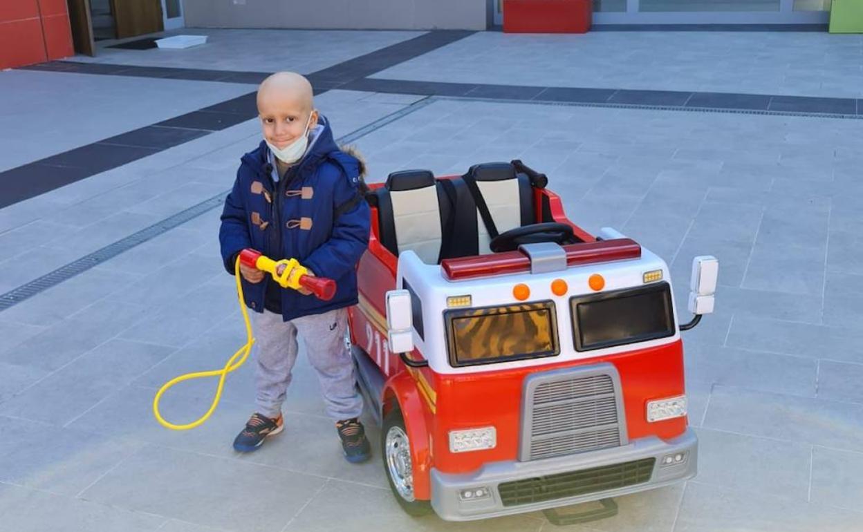 Uno de los pequeños jugando en el patio de la Casa Ronald de Málaga.