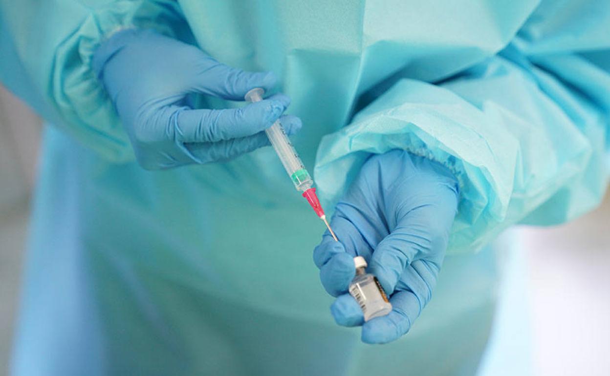 Andalucía forma en vacunación Covid-19 a más de 14.000 profesionales