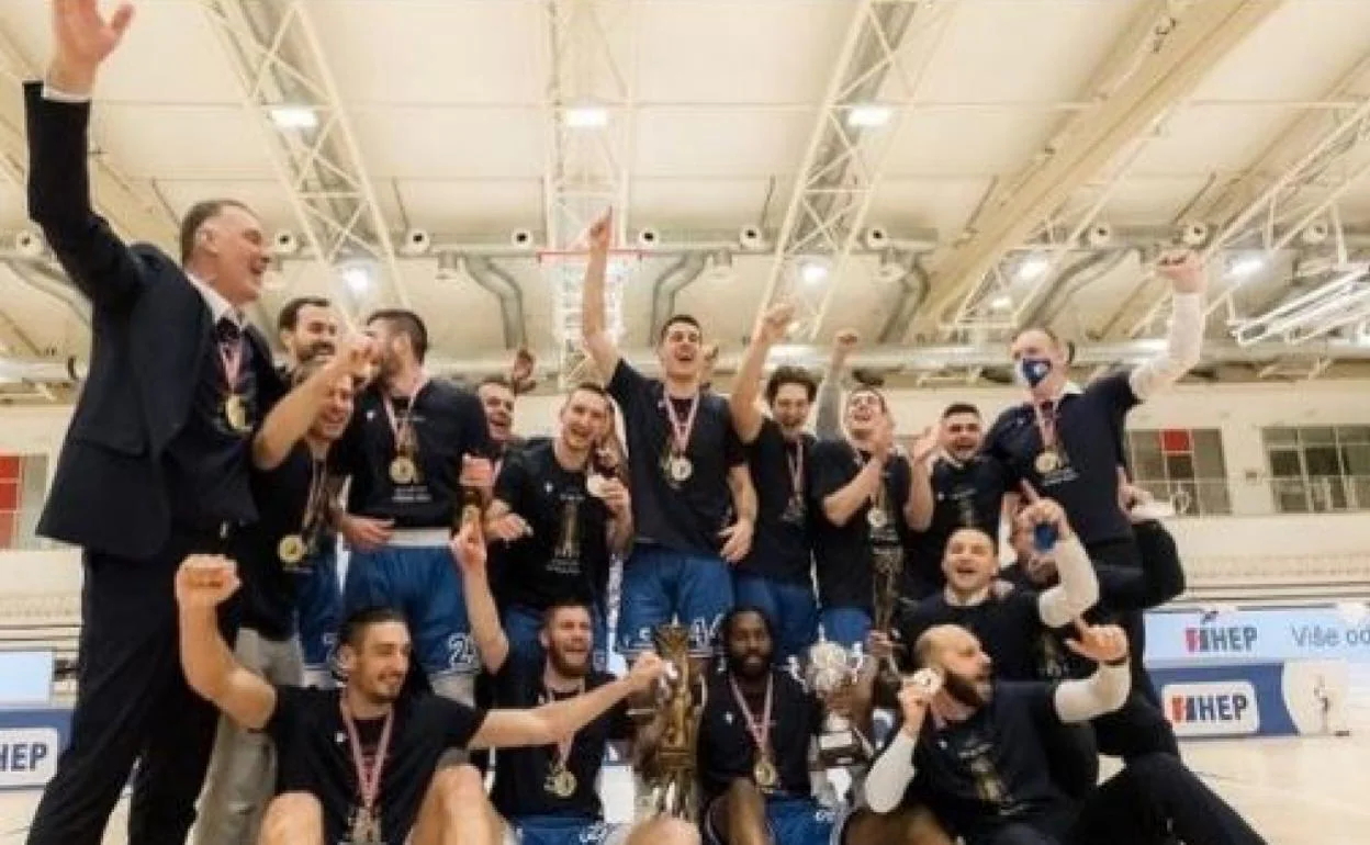 Mrsic, primero por la izquierda, celebra el título de la Copa de Croacia ganado por el KK Zadar. 