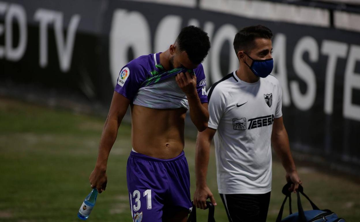 Hicham abandona el terreno de juego en Castellón junto al fisioterapeuta Pablo Pérez tras lesionarse en la primera jugada en la que intervino. 