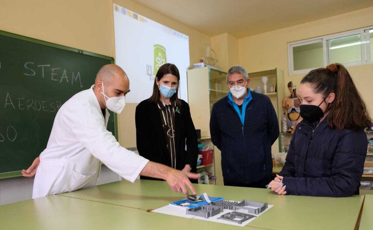 La delegada de Educación, Mercedes García Paine, y el director del IES Torre del Prado, conocen los pormenores del proyecto que desarrolla este centro. 