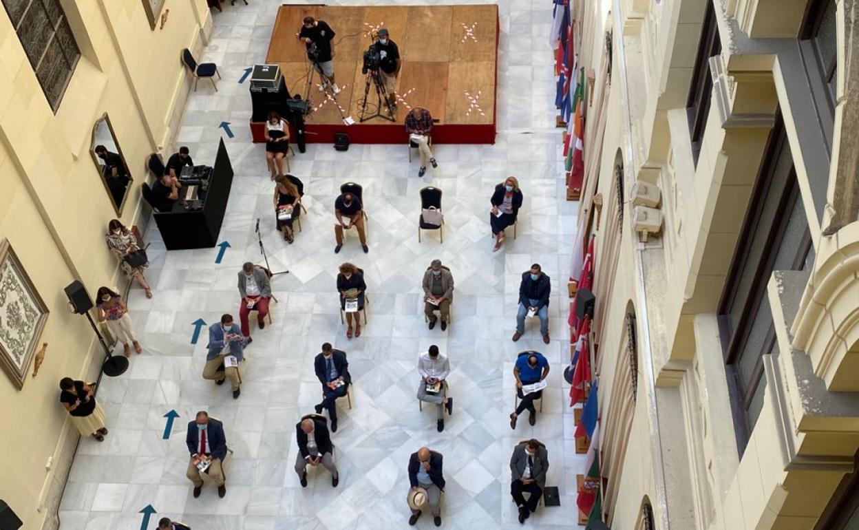 Imagen tomada desde arriba de la sala de prensa del patio de Banderas.