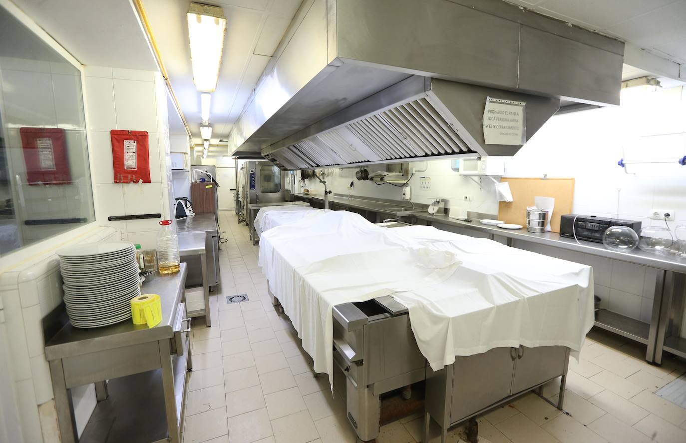 Vista de la cocina de un hotel, cerrado desde el inicio de la pandemia. 