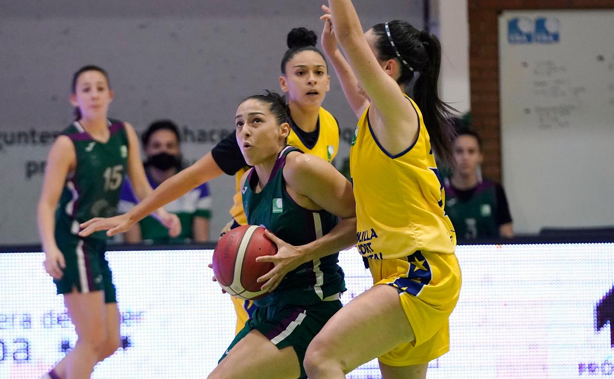 La base Débora Costa. 