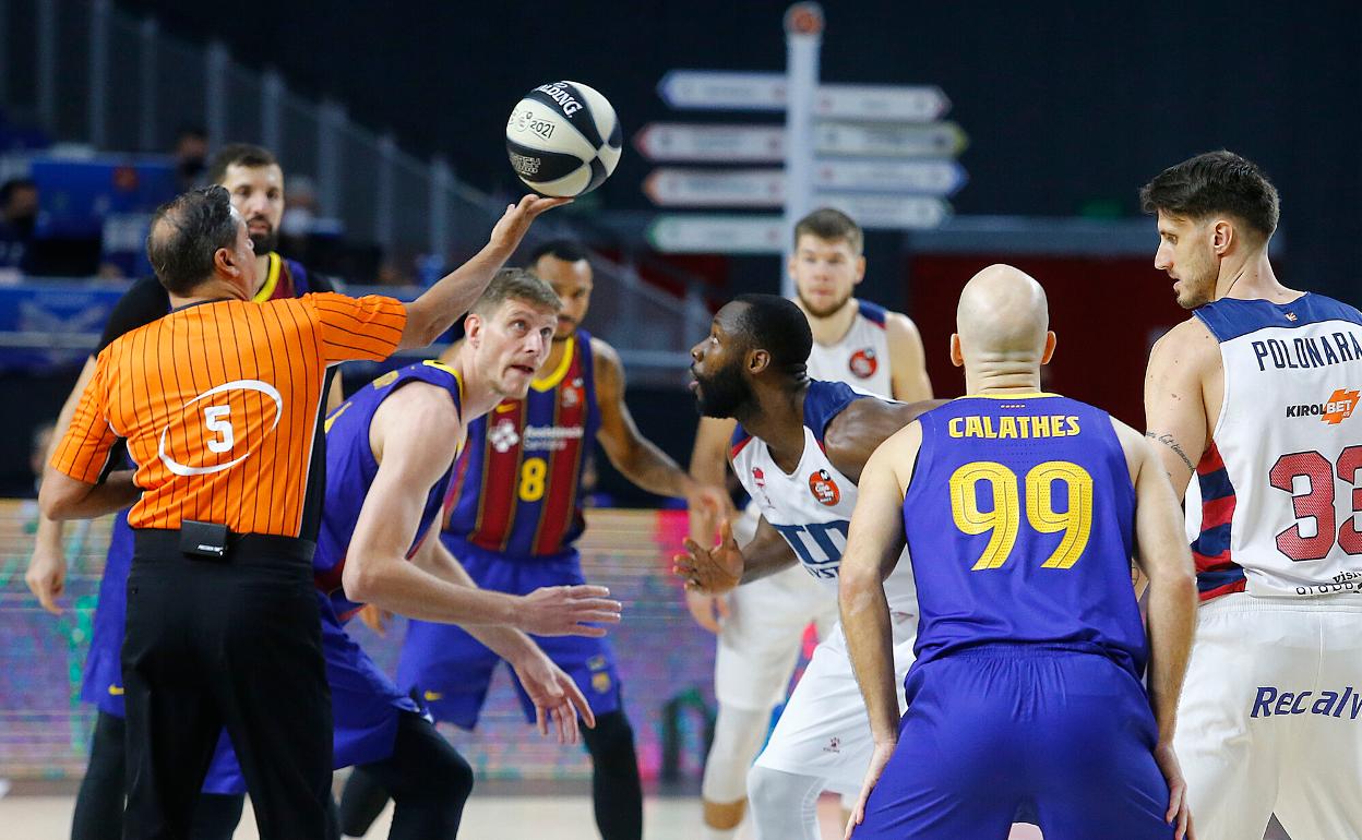 Hierrezuelo realiza el saque inicial en el partido de semifinales entre el Barcelona y el Baskonia. 