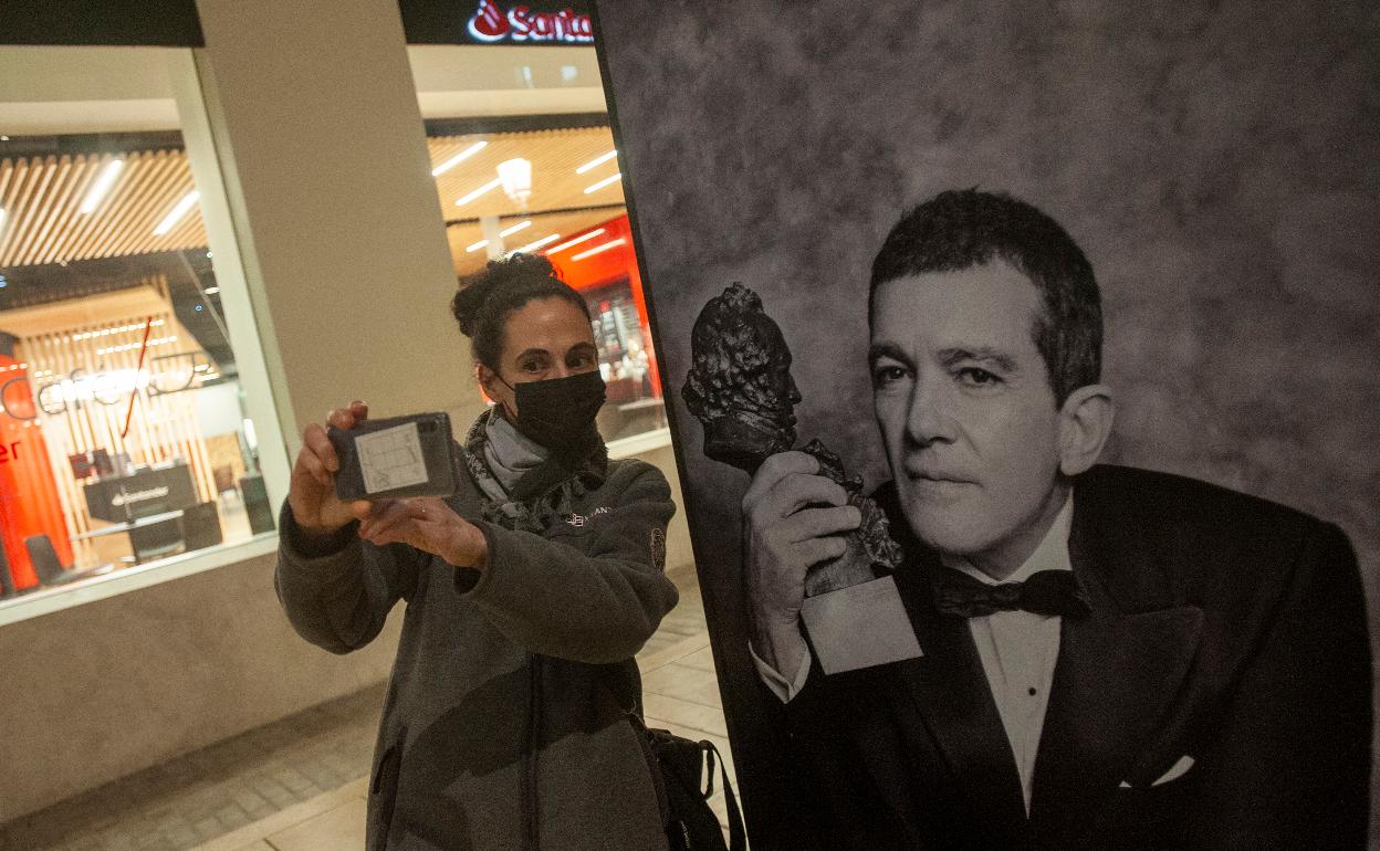 Una chica se hace un selfie con Banderas y su Goya. 