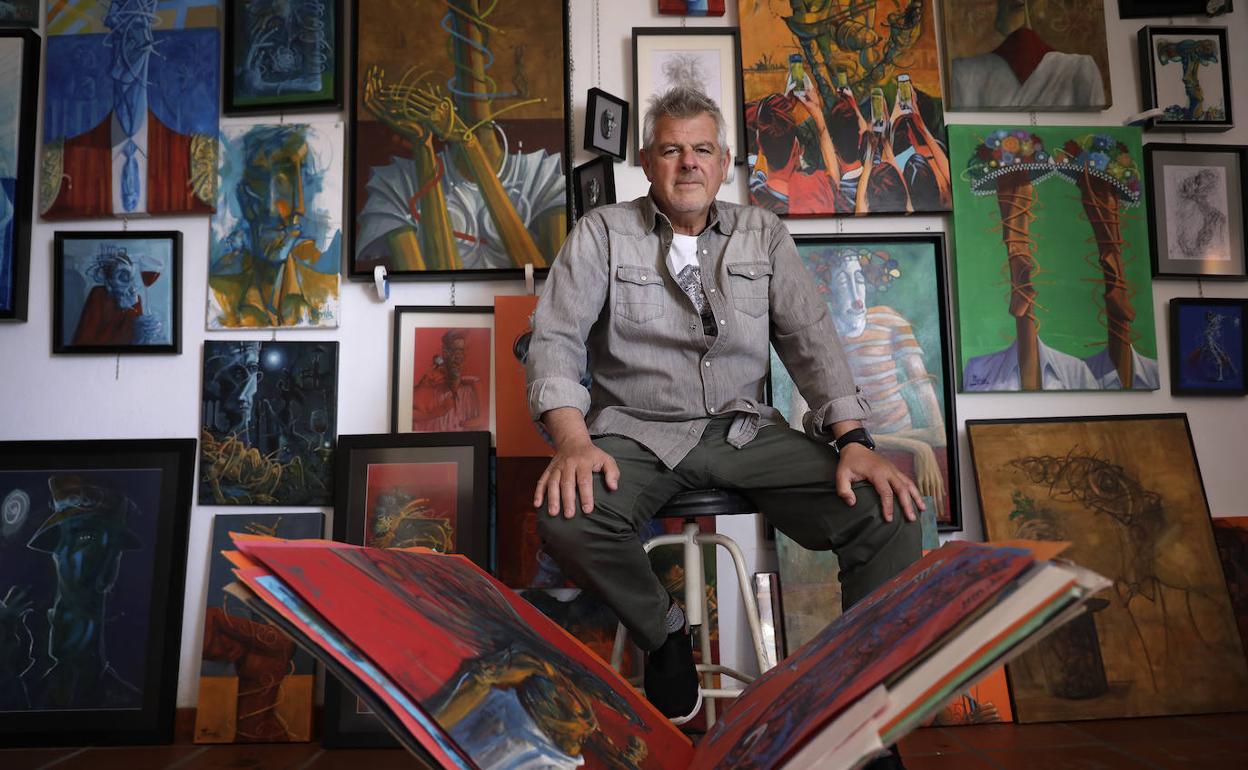 Mérida posa en su estudio antes de la entrevista con este periódico.