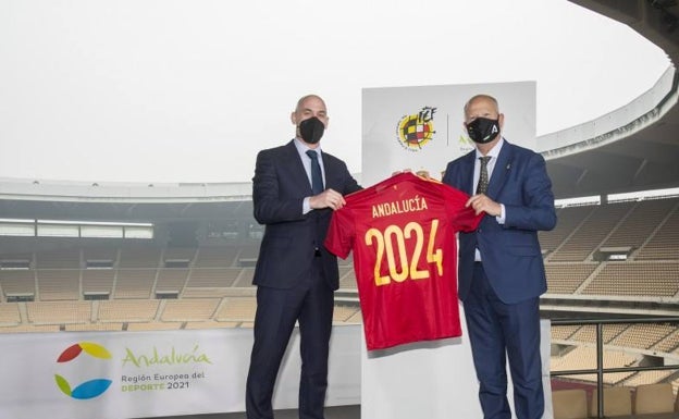 El presidente de la RFEF, Luis Rubiales, y el consejero de la Junta Javier Imbroda, con una camiseta conmemorativa del acuerdo. 