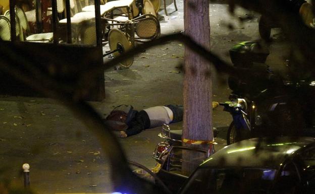 El cadáver de una víctima yace en el suelo en las inmediaciones de la sala de fiestas Bataclan.