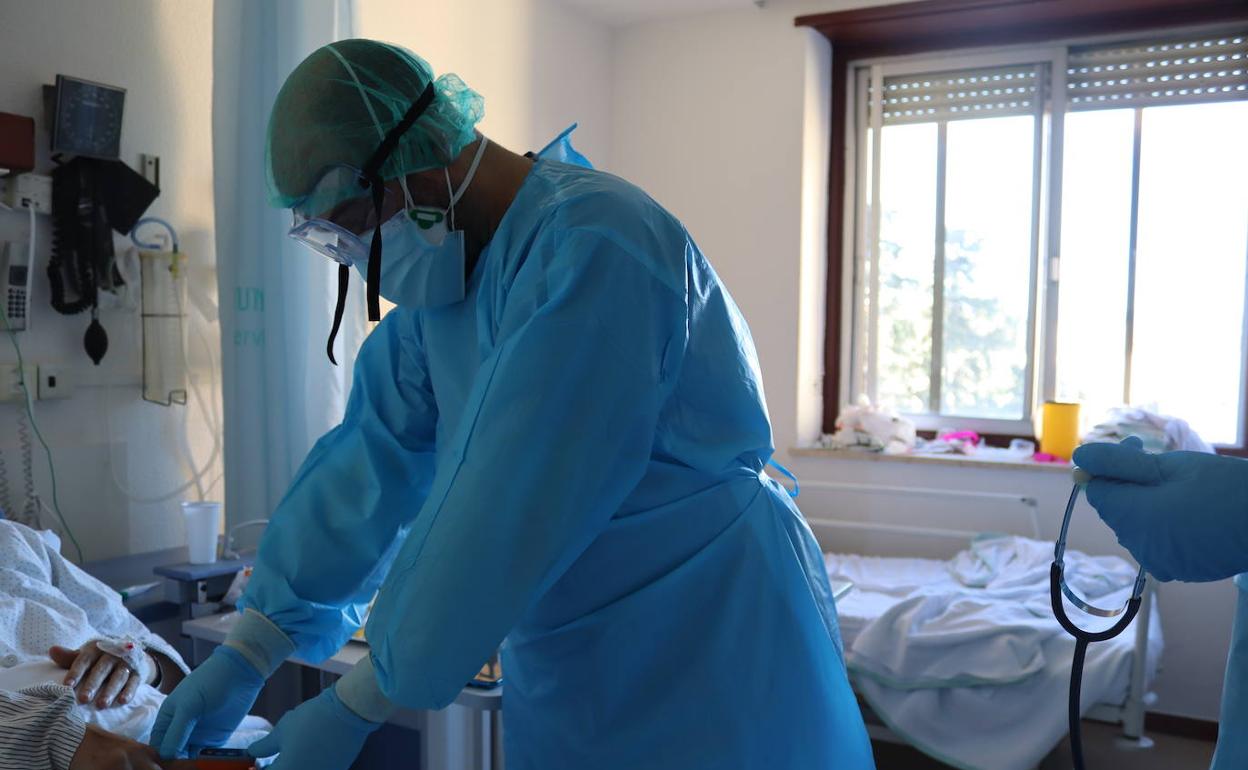 Imagen de archivo de un sanitario atendiendo a un paciente. 