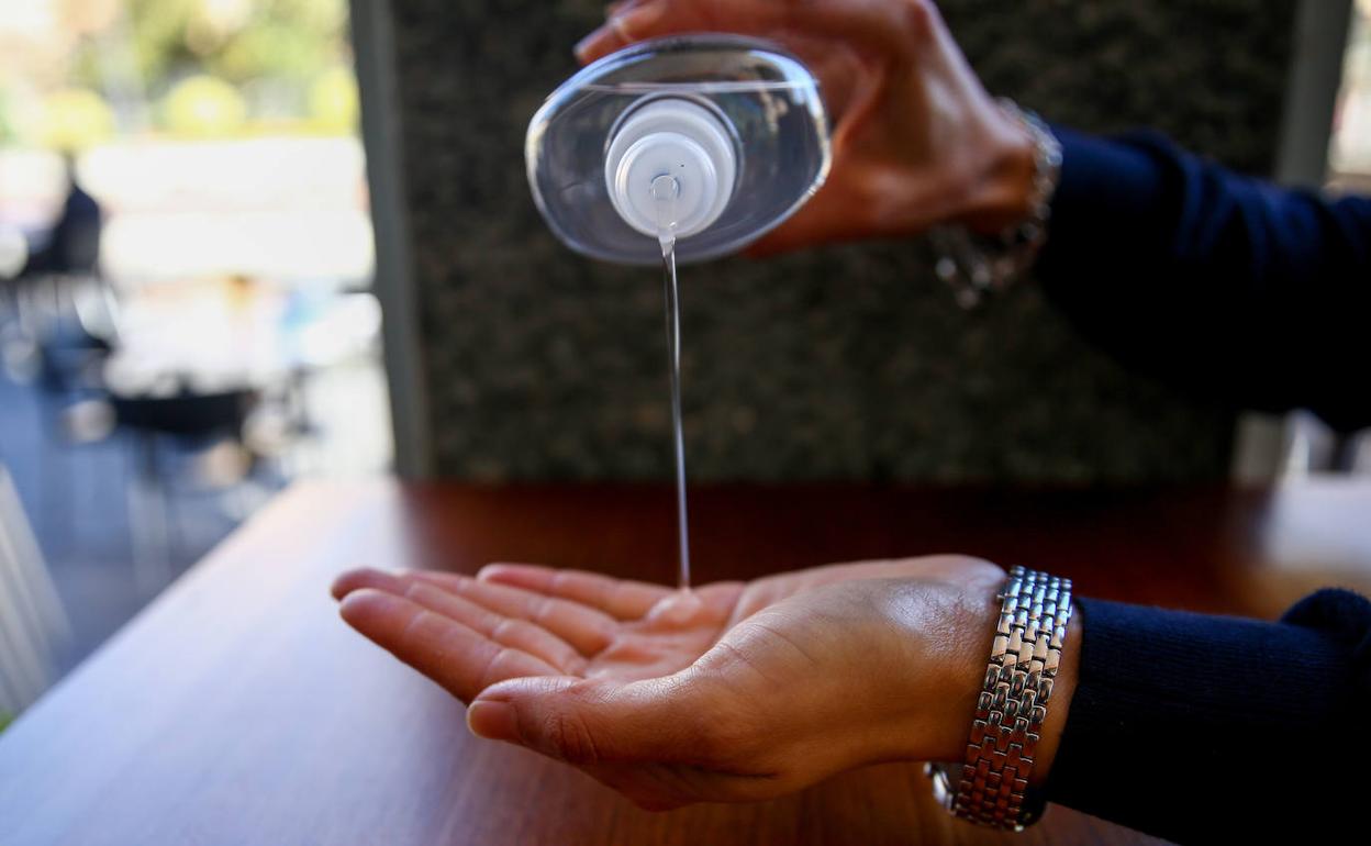 Los consejos de la Agencia del Medicamento para evitar riesgos al usar los geles hidroalcohólicos