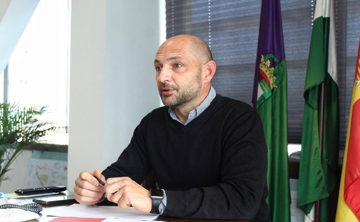 Raúl López, durante la entrevista, en su despacho de la novena planta del edificio municipal del paseo de Antonio Machado en el que tiene su sede la Gerencia de Urbanismo. 