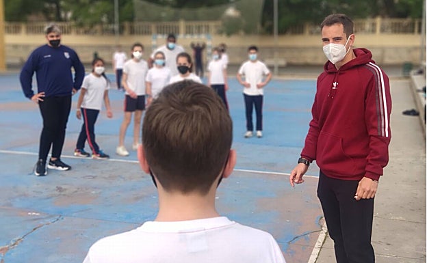Vicente Leal imparte clases de Educación Física en el Colegio Gamarra (Málaga).