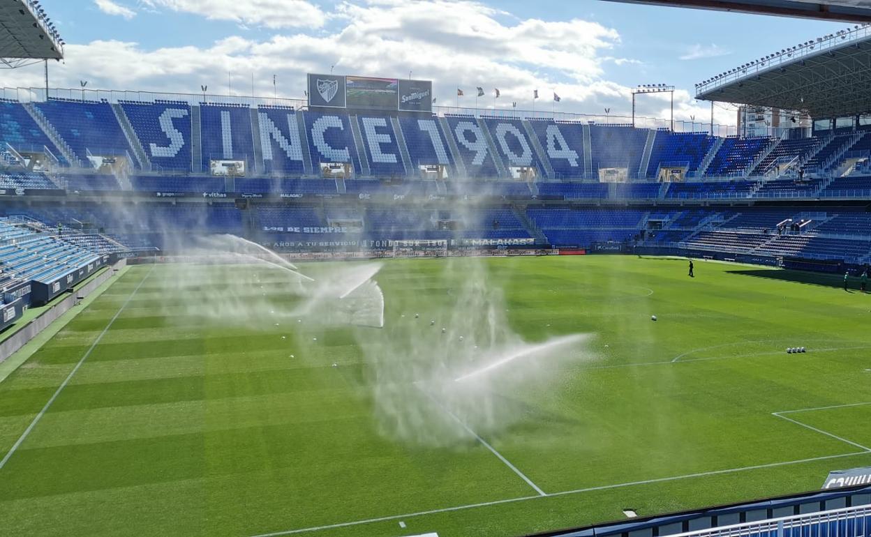 Imagen del estadio de La Rosaleda, campo del Málaga, durante la previa de un partido de Liga de esta temporada. 