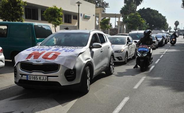 Imagen principal - Una caravana de medio centenar de coches protesta por la zona azul en Málaga