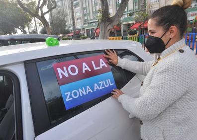 Imagen secundaria 1 - Una caravana de medio centenar de coches protesta por la zona azul en Málaga