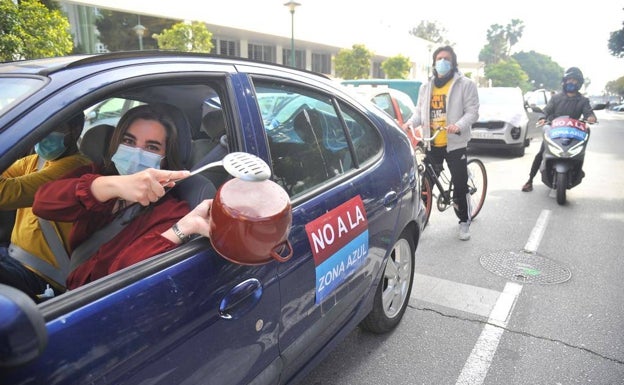 Una caravana de medio centenar de coches protesta por la zona azul en Málaga