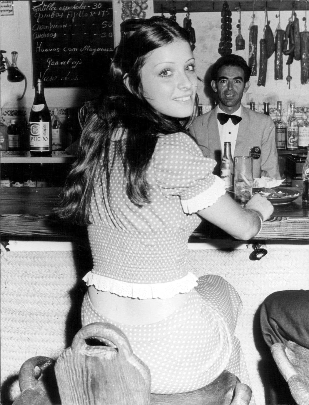 Amparo, en un bar de Málaga (1973).