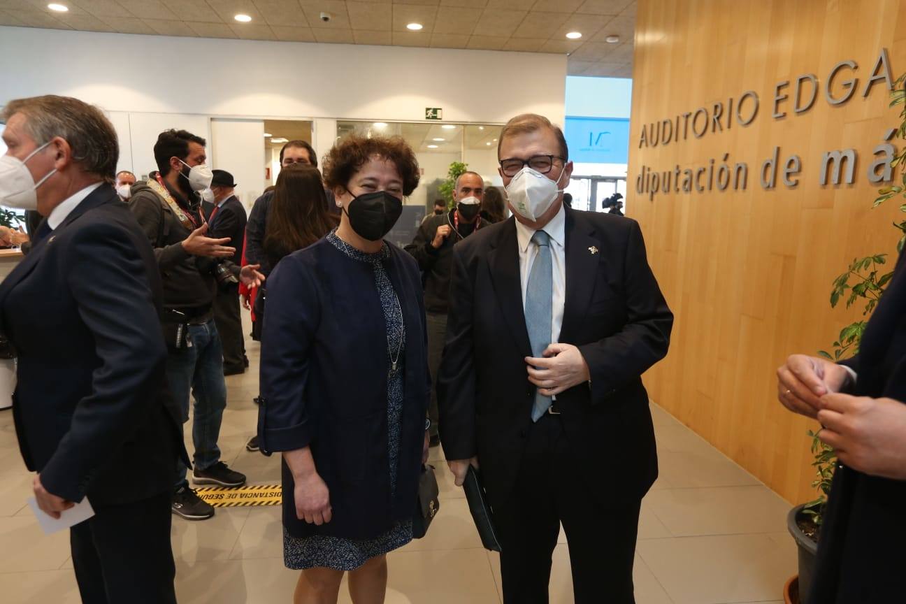 El pintor Andrés Mérida es el autor de la obra, cuya presentación ha corrido a cargo del director de SUR Manuel Castillo 