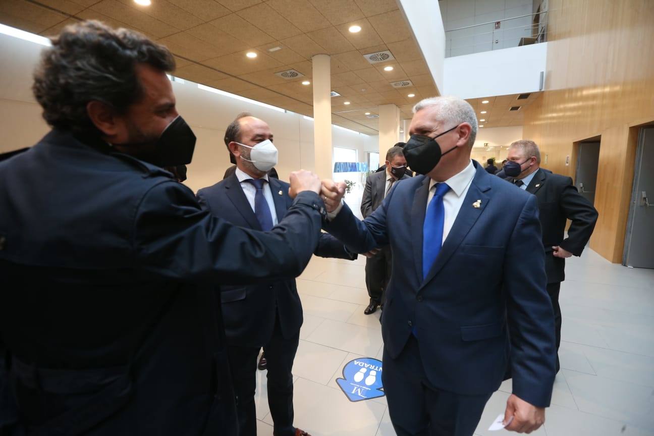 El pintor Andrés Mérida es el autor de la obra, cuya presentación ha corrido a cargo del director de SUR Manuel Castillo 