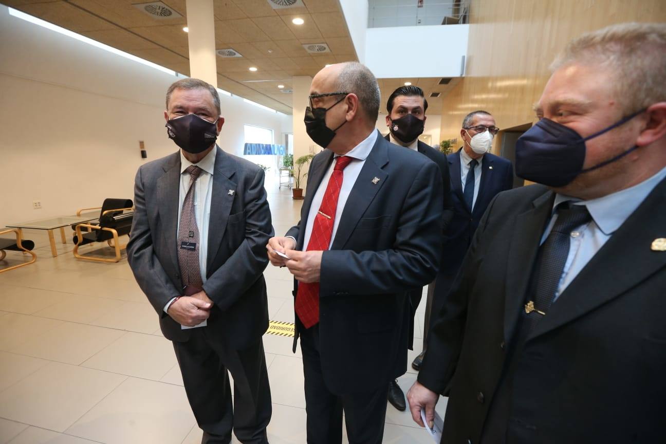 El pintor Andrés Mérida es el autor de la obra, cuya presentación ha corrido a cargo del director de SUR Manuel Castillo 